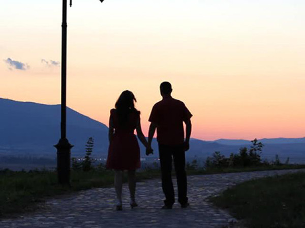 Nên đứng hay ngồi sau khi ăn bữa tối để tốt cho sức khoẻ? - Hình 3 Nen dung hay ngoi sau khi an bua toi de tot cho suc khoe?-Hinh-3