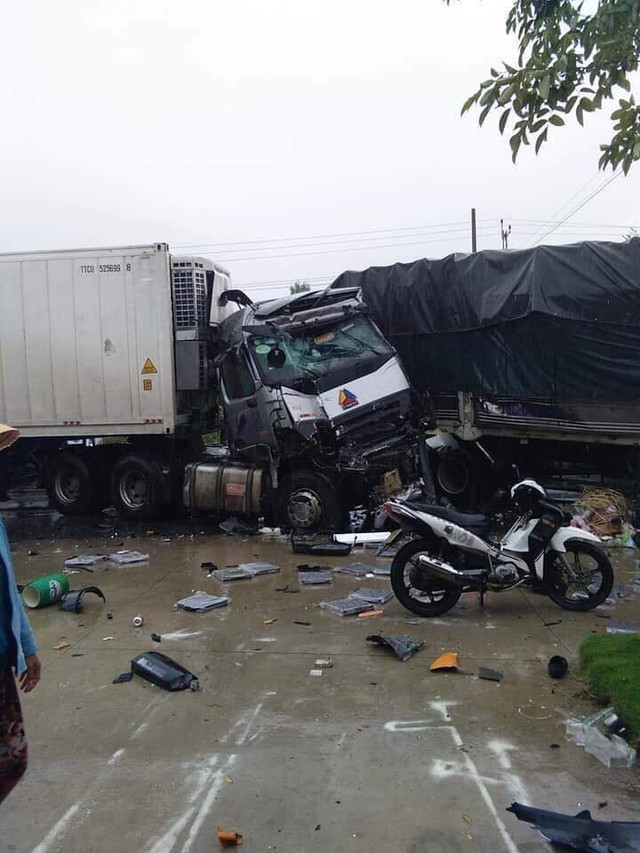 Kinh hoàng xe tải đấu đầu container, nhiều người thương vong Kinh hoang xe tai dau dau container, nhieu nguoi thuong vong