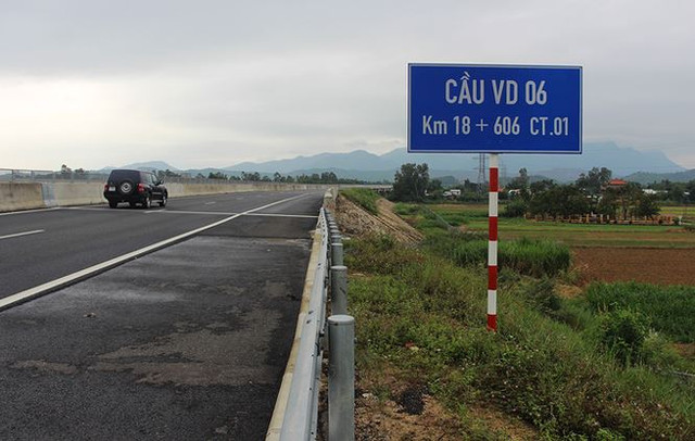 Mục kích những vết nứt, lượn sóng trên cao tốc Đà Nẵng - Quảng Ngãi Muc kich nhung vet nut, luon song tren cao toc Da Nang - Quang Ngai
