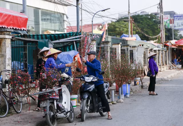 Dao no som, nguoi dan ru nhau mua ve choi Tet Duong lich-Hinh-8