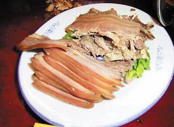 Lừa "tùng xẻo", món ăn kinh dị nghe tên đã rùng mình - Hình 3 Lua