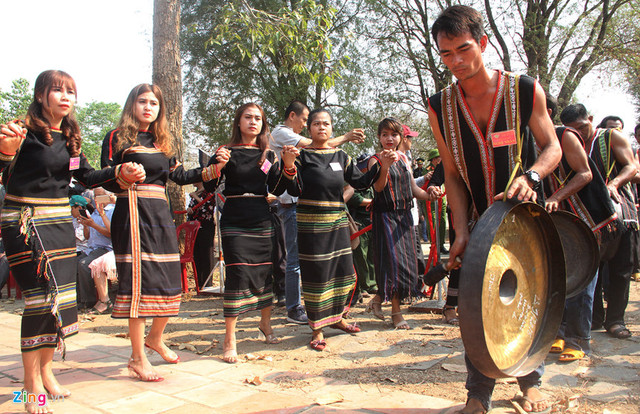 Độc đáo lễ cúng sức khỏe cho voi Tây Nguyên - Hình 5 Doc dao le cung suc khoe cho voi Tay Nguyen-Hinh-5