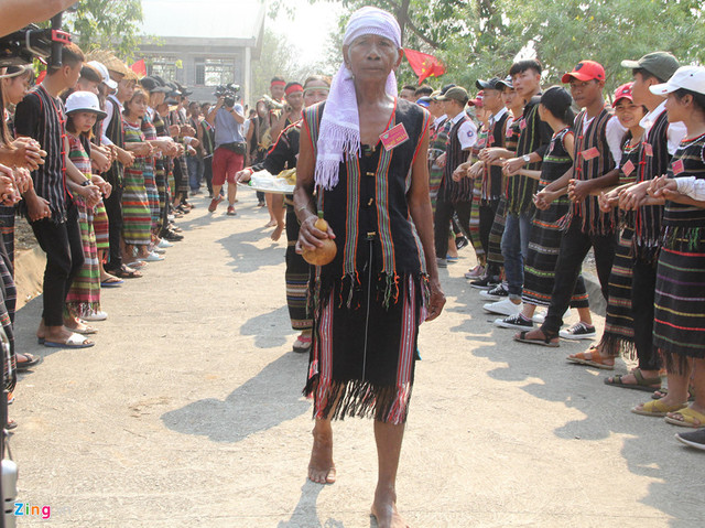 Độc đáo lễ cúng sức khỏe cho voi Tây Nguyên - Hình 2 Doc dao le cung suc khoe cho voi Tay Nguyen-Hinh-2