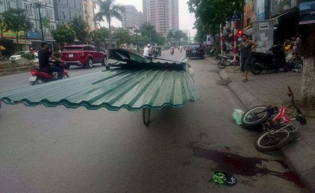 Video: Kinh hoàng xe "máy chém" không người lái chạy trên đường - Hình 2 Video: Kinh hoang xe