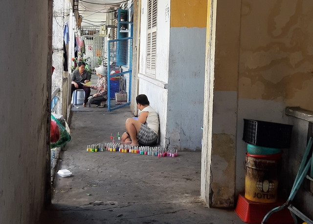 Cảnh dân bám víu, lo sợ tại chung cư chờ sập ở Sài Gòn - Hình 8 Canh dan bam viu, lo so tai chung cu cho sap o Sai Gon-Hinh-8