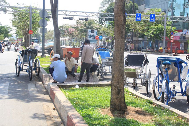 Người dân Sài Gòn mưu sinh trong những ngày nóng 'nung người' tháng 3 - Hình 4 Nguoi dan Sai Gon muu sinh trong nhung ngay nong 'nung nguoi' thang 3-Hinh-4