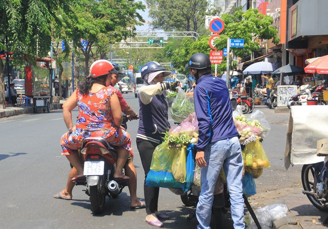 Người dân Sài Gòn mưu sinh trong những ngày nóng 'nung người' tháng 3 - Hình 13 Nguoi dan Sai Gon muu sinh trong nhung ngay nong 'nung nguoi' thang 3-Hinh-13