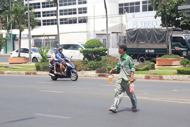 Người dân Sài Gòn mưu sinh trong những ngày nóng 'nung người' tháng 3 - Hình 9 Nguoi dan Sai Gon muu sinh trong nhung ngay nong 'nung nguoi' thang 3-Hinh-9
