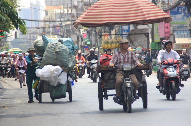 Người dân Sài Gòn mưu sinh trong những ngày nóng 'nung người' tháng 3 - Hình 16 Nguoi dan Sai Gon muu sinh trong nhung ngay nong 'nung nguoi' thang 3-Hinh-16