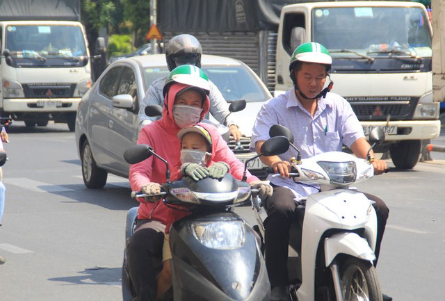 Người dân Sài Gòn mưu sinh trong những ngày nóng 'nung người' tháng 3 Nguoi dan Sai Gon muu sinh trong nhung ngay nong 'nung nguoi' thang 3