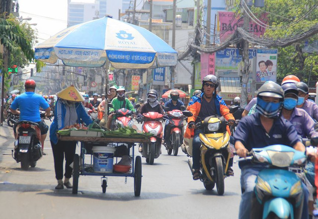Người dân Sài Gòn mưu sinh trong những ngày nóng 'nung người' tháng 3 - Hình 15 Nguoi dan Sai Gon muu sinh trong nhung ngay nong 'nung nguoi' thang 3-Hinh-15
