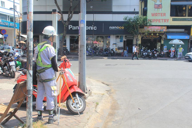 Người dân Sài Gòn mưu sinh trong những ngày nóng 'nung người' tháng 3 - Hình 11 Nguoi dan Sai Gon muu sinh trong nhung ngay nong 'nung nguoi' thang 3-Hinh-11