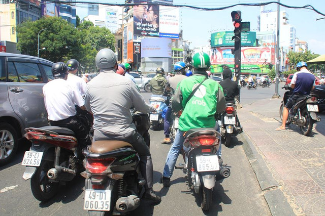 Người dân Sài Gòn mưu sinh trong những ngày nóng 'nung người' tháng 3 - Hình 7 Nguoi dan Sai Gon muu sinh trong nhung ngay nong 'nung nguoi' thang 3-Hinh-7