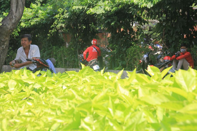Người dân Sài Gòn mưu sinh trong những ngày nóng 'nung người' tháng 3 - Hình 5 Nguoi dan Sai Gon muu sinh trong nhung ngay nong 'nung nguoi' thang 3-Hinh-5