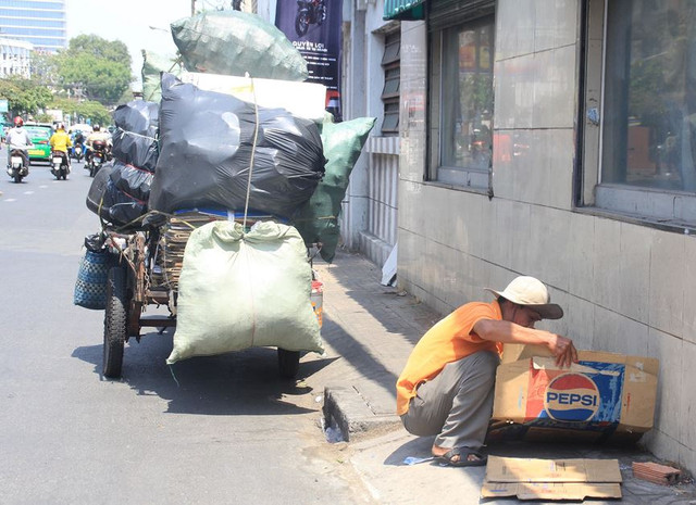 Người dân Sài Gòn mưu sinh trong những ngày nóng 'nung người' tháng 3 - Hình 14 Nguoi dan Sai Gon muu sinh trong nhung ngay nong 'nung nguoi' thang 3-Hinh-14