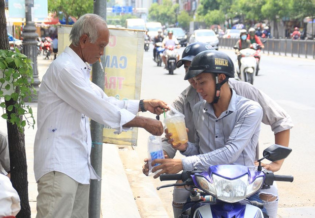 Người dân Sài Gòn mưu sinh trong những ngày nóng 'nung người' tháng 3 - Hình 10 Nguoi dan Sai Gon muu sinh trong nhung ngay nong 'nung nguoi' thang 3-Hinh-10