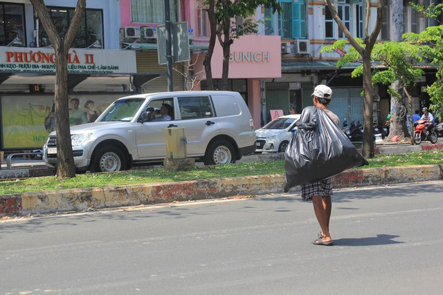 Người dân Sài Gòn mưu sinh trong những ngày nóng 'nung người' tháng 3 - Hình 12 Nguoi dan Sai Gon muu sinh trong nhung ngay nong 'nung nguoi' thang 3-Hinh-12