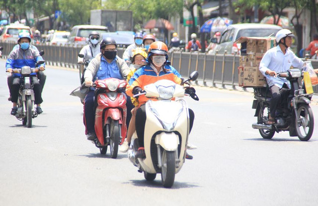 Người dân Sài Gòn mưu sinh trong những ngày nóng 'nung người' tháng 3 - Hình 6 Nguoi dan Sai Gon muu sinh trong nhung ngay nong 'nung nguoi' thang 3-Hinh-6