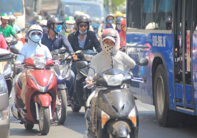 Người dân Sài Gòn mưu sinh trong những ngày nóng 'nung người' tháng 3 - Hình 3 Nguoi dan Sai Gon muu sinh trong nhung ngay nong 'nung nguoi' thang 3-Hinh-3