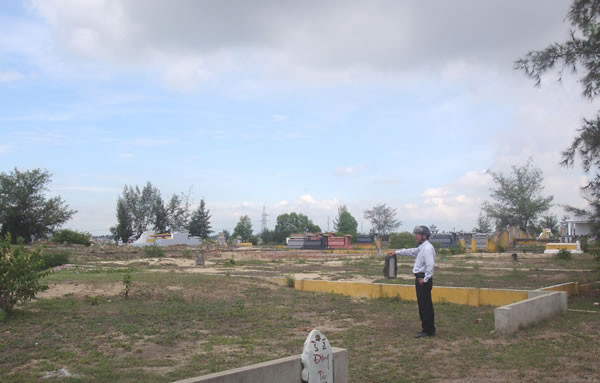 Khởi tố Chủ tịch phường bán đất nghĩa địa trục lợi tiền tỷ Khoi to Chu tich phuong ban dat nghia dia truc loi tien ty