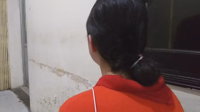 Nu sinh to me ke danh chan dong nao: Bo khong hoi tham con de doa