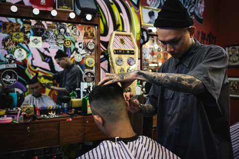 Cuộc sống của những thanh niên xăm kín mặt ở Sài Gòn - Hình 20 Cuoc song cua nhung thanh nien xam kin mat o Sai Gon-Hinh-20