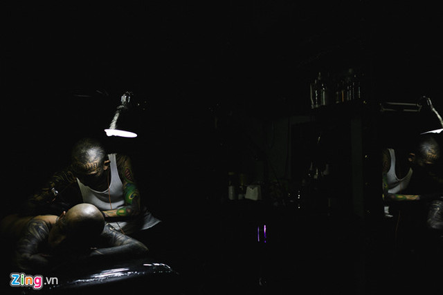 Cuộc sống của những thanh niên xăm kín mặt ở Sài Gòn - Hình 32 Cuoc song cua nhung thanh nien xam kin mat o Sai Gon-Hinh-32