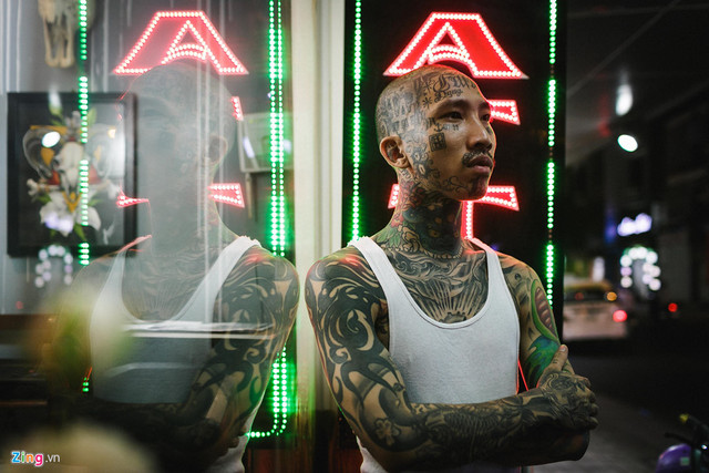 Cuộc sống của những thanh niên xăm kín mặt ở Sài Gòn - Hình 33 Cuoc song cua nhung thanh nien xam kin mat o Sai Gon-Hinh-33