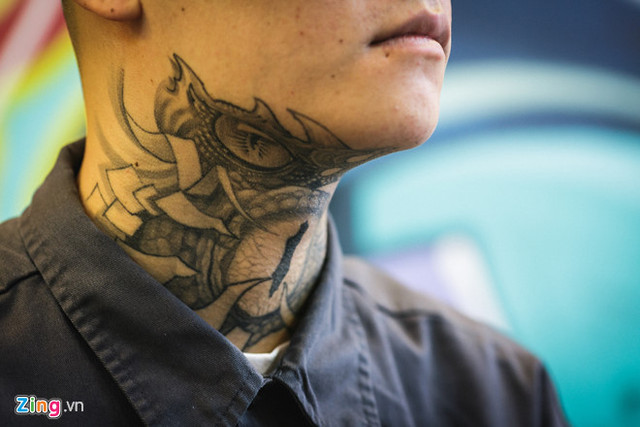 Cuộc sống của những thanh niên xăm kín mặt ở Sài Gòn - Hình 16 Cuoc song cua nhung thanh nien xam kin mat o Sai Gon-Hinh-16