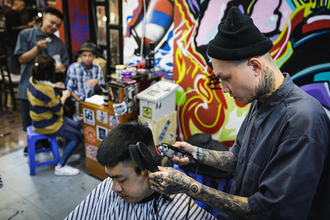 Cuộc sống của những thanh niên xăm kín mặt ở Sài Gòn - Hình 21 Cuoc song cua nhung thanh nien xam kin mat o Sai Gon-Hinh-21