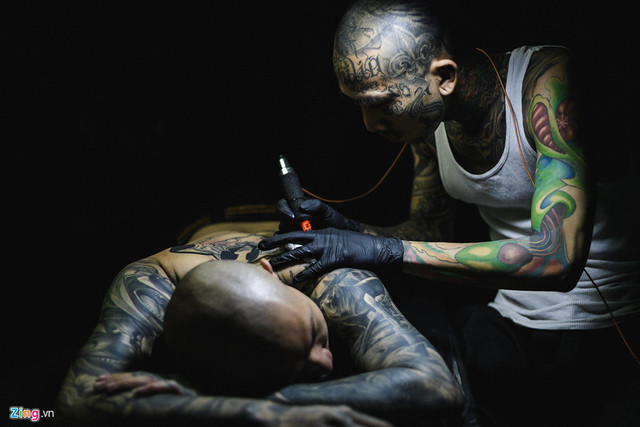 Cuộc sống của những thanh niên xăm kín mặt ở Sài Gòn - Hình 30 Cuoc song cua nhung thanh nien xam kin mat o Sai Gon-Hinh-30