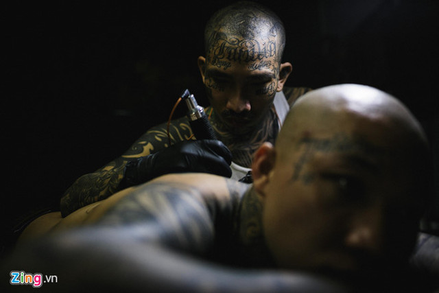 Cuộc sống của những thanh niên xăm kín mặt ở Sài Gòn - Hình 31 Cuoc song cua nhung thanh nien xam kin mat o Sai Gon-Hinh-31