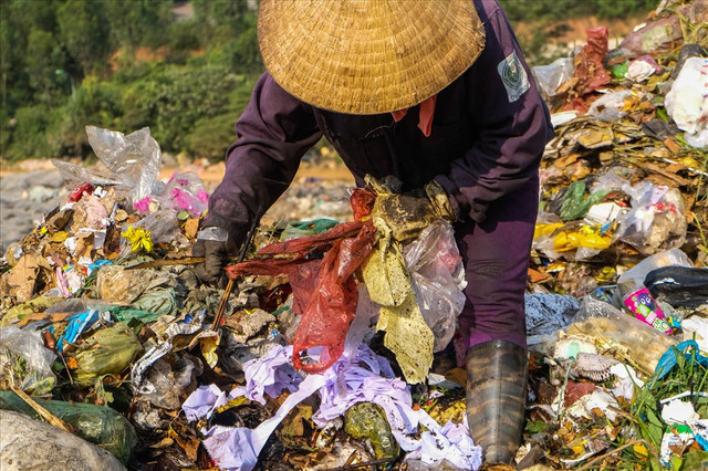 8/3 của những phụ nữ mưu sinh ở bãi rác lớn nhất Đà Nẵng - Hình 4 8/3 cua nhung phu nu muu sinh o bai rac lon nhat Da Nang-Hinh-4