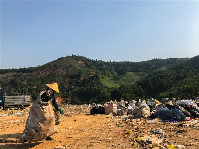 8/3 của những phụ nữ mưu sinh ở bãi rác lớn nhất Đà Nẵng - Hình 9 8/3 cua nhung phu nu muu sinh o bai rac lon nhat Da Nang-Hinh-9