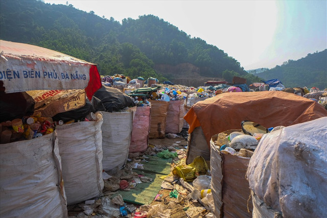 8/3 của những phụ nữ mưu sinh ở bãi rác lớn nhất Đà Nẵng - Hình 11 8/3 cua nhung phu nu muu sinh o bai rac lon nhat Da Nang-Hinh-11