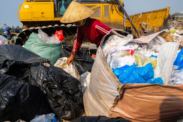 8/3 của những phụ nữ mưu sinh ở bãi rác lớn nhất Đà Nẵng - Hình 6 8/3 cua nhung phu nu muu sinh o bai rac lon nhat Da Nang-Hinh-6