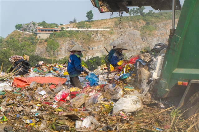 8/3 của những phụ nữ mưu sinh ở bãi rác lớn nhất Đà Nẵng - Hình 3 8/3 cua nhung phu nu muu sinh o bai rac lon nhat Da Nang-Hinh-3