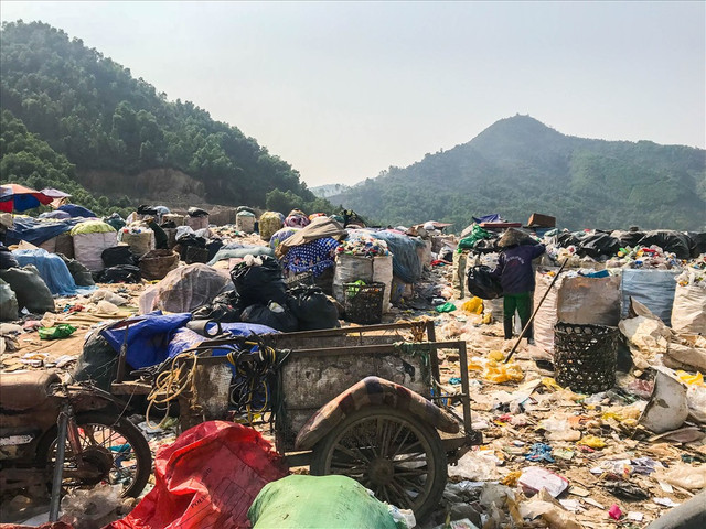 8/3 của những phụ nữ mưu sinh ở bãi rác lớn nhất Đà Nẵng - Hình 12 8/3 cua nhung phu nu muu sinh o bai rac lon nhat Da Nang-Hinh-12