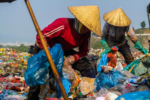 8/3 của những phụ nữ mưu sinh ở bãi rác lớn nhất Đà Nẵng - Hình 5 8/3 cua nhung phu nu muu sinh o bai rac lon nhat Da Nang-Hinh-5