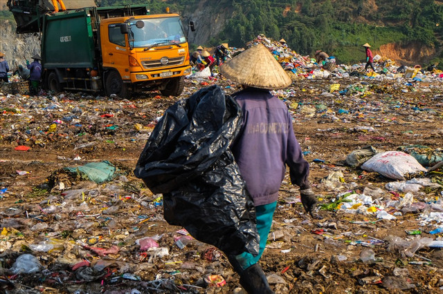8/3 của những phụ nữ mưu sinh ở bãi rác lớn nhất Đà Nẵng - Hình 7 8/3 cua nhung phu nu muu sinh o bai rac lon nhat Da Nang-Hinh-7