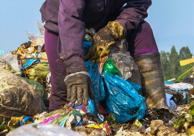 8/3 của những phụ nữ mưu sinh ở bãi rác lớn nhất Đà Nẵng - Hình 8 8/3 cua nhung phu nu muu sinh o bai rac lon nhat Da Nang-Hinh-8