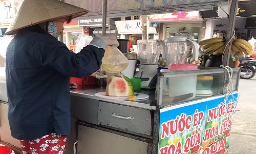 Su that giat minh sau chai nuoc ep 10.000 dong ban day via he