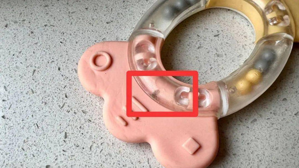 "Ổ vi khuẩn” đe dọa trẻ nhỏ từ những món đồ quen thuộc - Hình 6 Nhiều người nhầm tưởng chỉ những dụng cụ ngậm nướu có phần rỗng mới mất an toàn. Thực tế, ngay cả những chiếc ngậm nướu dạng đặc vẫn có nhiều rãnh, hoa văn tạo điều kiện bám bẩn.