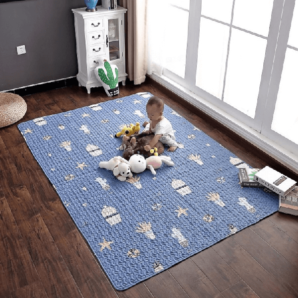 "Ổ vi khuẩn” đe dọa trẻ nhỏ từ những món đồ quen thuộc - Hình 14 Chiếu bò, gối, nệm và các vật dụng khác trên giường cần được giặt kỹ bằng xà phòng, tiệt khuẩn và kiểm tra thường xuyên. Tránh trường hợp xuất hiện nấm mốc mà vẫn sử dụng.