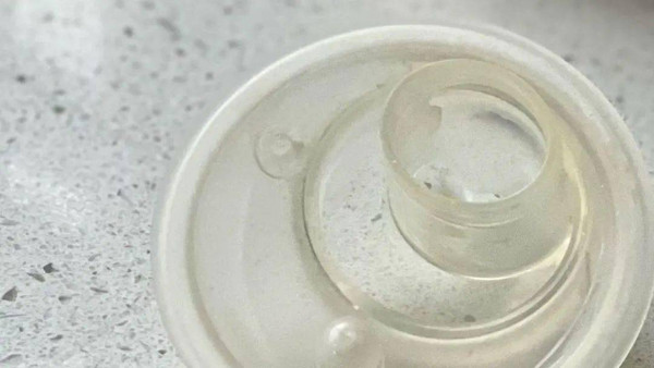 "Ổ vi khuẩn” đe dọa trẻ nhỏ từ những món đồ quen thuộc - Hình 5 Núm ti giả, dụng cụ ngậm nướu. Núm ti giả giúp trẻ bớt khó chịu khi mọc răng song cũng có thể là “ổ vi khuẩn” gây hại. Khi sử dụng, sữa, nước bọt, thức ăn, chất bẩn sẽ bám dính trên bề mặt, tạo điều kiện nấm mốc phát triển.