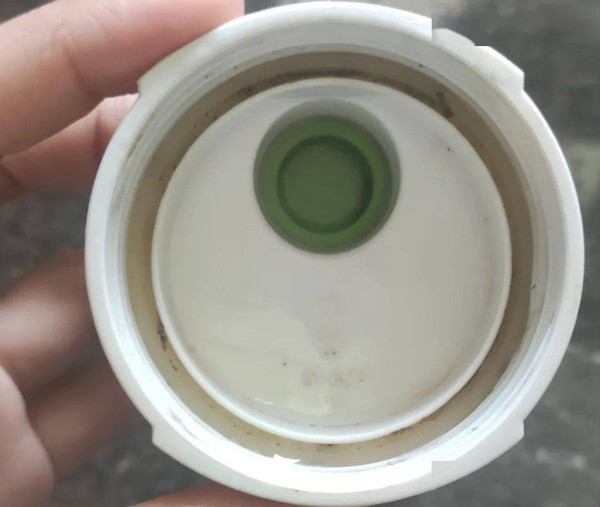 "Ổ vi khuẩn” đe dọa trẻ nhỏ từ những món đồ quen thuộc Bình sữa, dụng cụ tập nhai. Thị trường có nhiều loại bình đựng nước, đa dạng về kích cỡ và màu sắc. Trong số đó, loại bình nước có nắp đậy, ống nhựa mềm được nhiều phụ huynh chọn mua cho con. Mặc dù tiện dụng nhưng loại bình này có nhiều khe nhỏ rất khó vệ sinh. Đặc biệt, phần gioăng cao su trên nắp giúp chất lỏng không bị rò rỉ dễ bị nấm mốc. Dùng lâu dài sẽ ảnh hưởng đến sức khỏe trẻ. (Ảnh: Sohu)