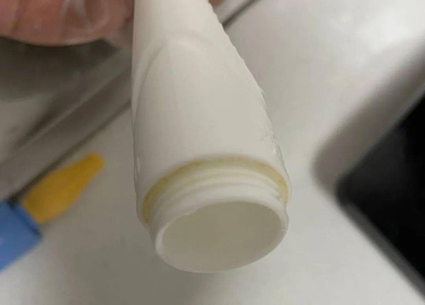 "Ổ vi khuẩn” đe dọa trẻ nhỏ từ những món đồ quen thuộc - Hình 13 Để ngăn trẻ tiếp xúc với những “ổ vi khuẩn” gây hại, cha mẹ nên chú ý rửa sạch vật dụng. Đảm bảo bên trong và bên ngoài các bộ đồ ăn, cốc uống nước, dụng cụ tập nhai... của trẻ được lau khô hoàn toàn. Bàn chải đánh răng, đồ dùng vệ sinh cần được kiểm tra độ sạch trước khi sử dụng hàng ngày. Nên thay mới ít nhất 3 tháng một lần.