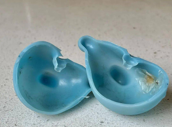 "Ổ vi khuẩn” đe dọa trẻ nhỏ từ những món đồ quen thuộc - Hình 7 Đồ chơi nhựa mềm có lỗ, đồ chơi nhà tắm. Đồ chơi nhà tắm thường rỗng ở trong và có lỗ thoát nước. Vị trí khó vệ sinh cùng độ ẩm cao trong nhà tắm khiến chúng rất dễ bị nấm mốc.