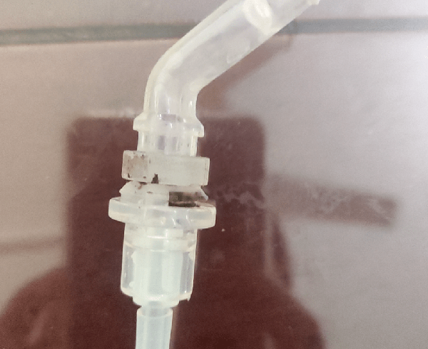 "Ổ vi khuẩn” đe dọa trẻ nhỏ từ những món đồ quen thuộc - Hình 2 Ngoài ra, những chiếc ống hút, cốc mỏ vịt nếu không vệ sinh kỹ lưỡng, chỉ tráng qua nước thì khó có thể loại bỏ mùi hôi và cặn chất lỏng bám thành bên trong. Đáng lưu ý, nhiệt độ mùa hè khá cao, vị trí này sẽ là nơi lý tưởng để vi khuẩn, nấm mốc sinh sôi.