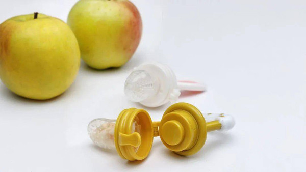 "Ổ vi khuẩn” đe dọa trẻ nhỏ từ những món đồ quen thuộc - Hình 4 Dụng cụ tập nhai. Dụng cụ tập nhai rất hữu ích trong giai đoạn trẻ tập ăn. Thiết kế giúp trẻ ngậm, ăn thực phẩm mà không lo bị hóc. Tiện dụng là vậy song nó lại là “ổ vi khuẩn" ít được quan tâm. Thiết kế chứa rất nhiều “góc chết” khó vệ sinh. Chưa kể, vật dụng này thường tiếp xúc với quả ngọt, nước bọt của trẻ nên vi khuẩn càng có cơ hội lây lan.